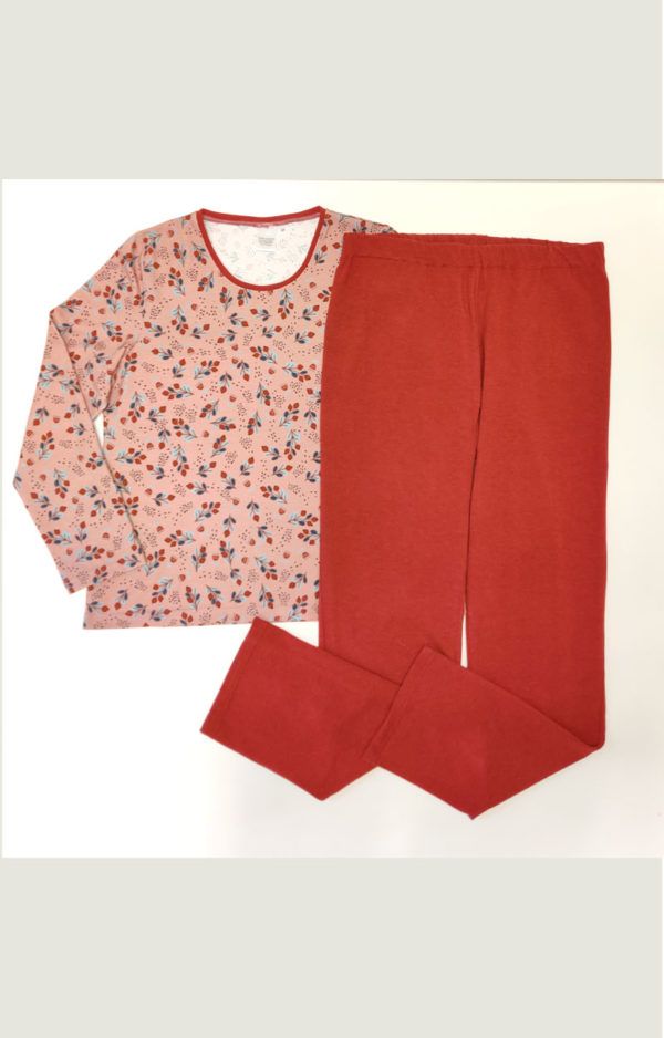 Kuvassa on ihanan pehmeästä materiaalista valmistettu AAMU-pyjamasetti, johon kuuluu pitkähihainen pusero pihlajanmarja-kuosissa sekä viininpunaiset suoran malliset housut.