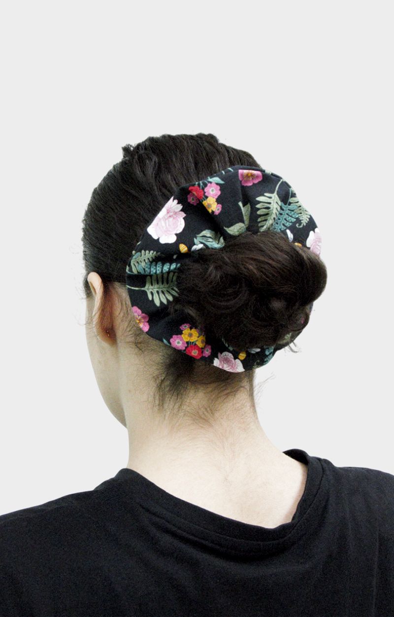 asuste-scrunchie-hiusdonitsi-kukkakuvio-kotimainen-damadesign