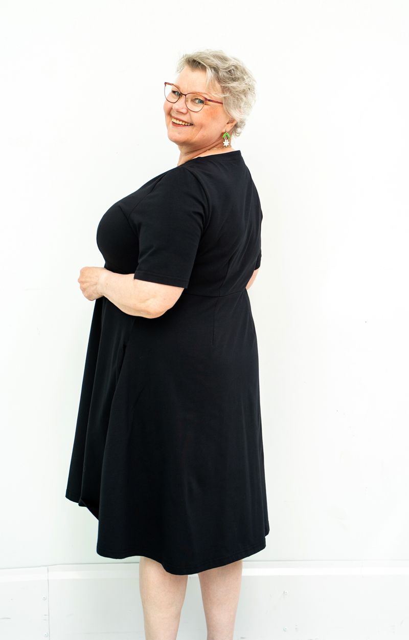 mekko-musta-iso-kotimainen-damadesign-turku
