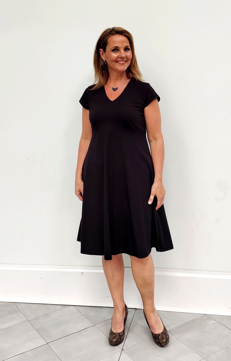 musta-mekko-helma-pikkuhihat-kotimainen-damadesign