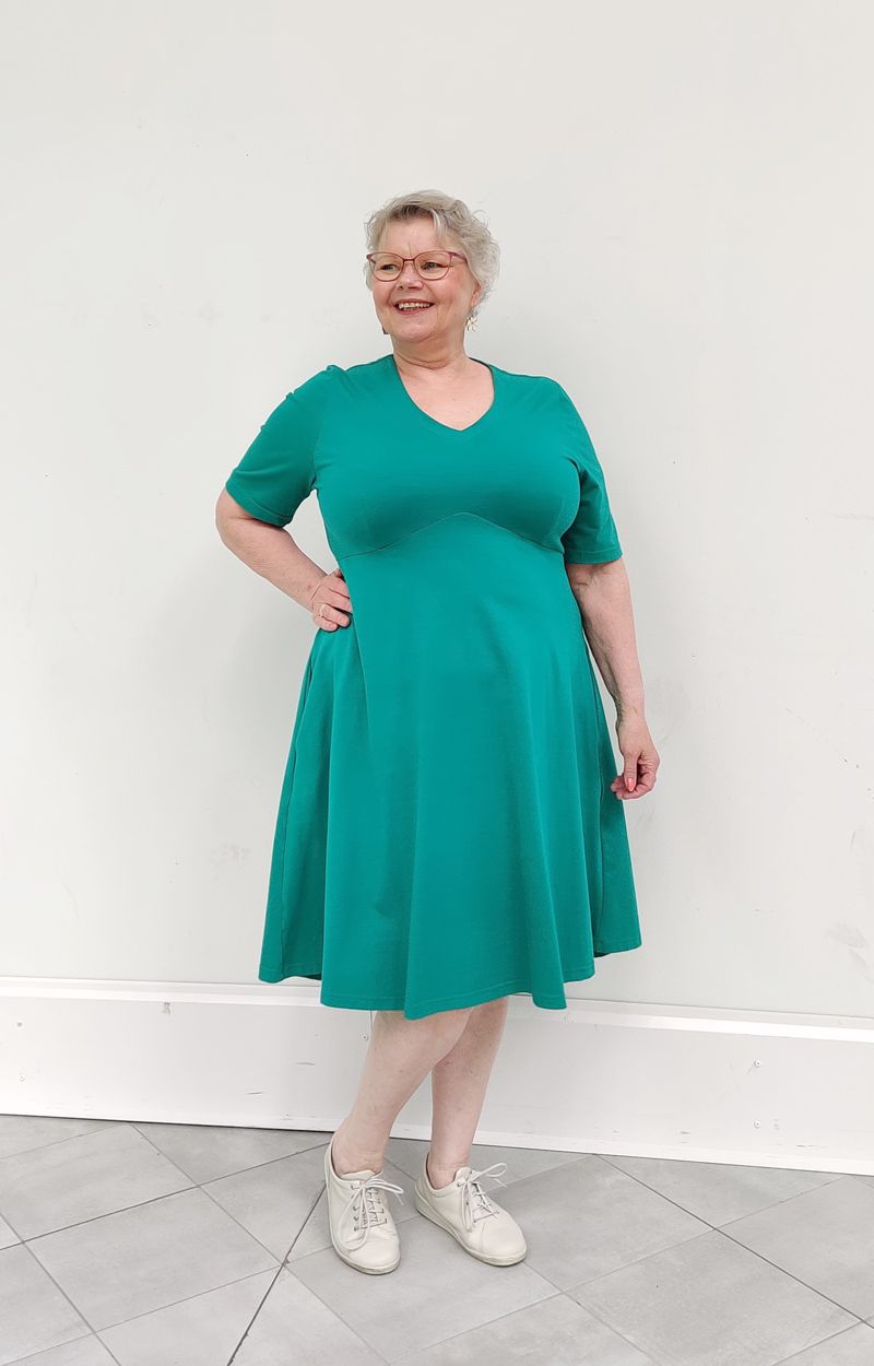 turkoosi-mekko-hulmuva-kotimainen