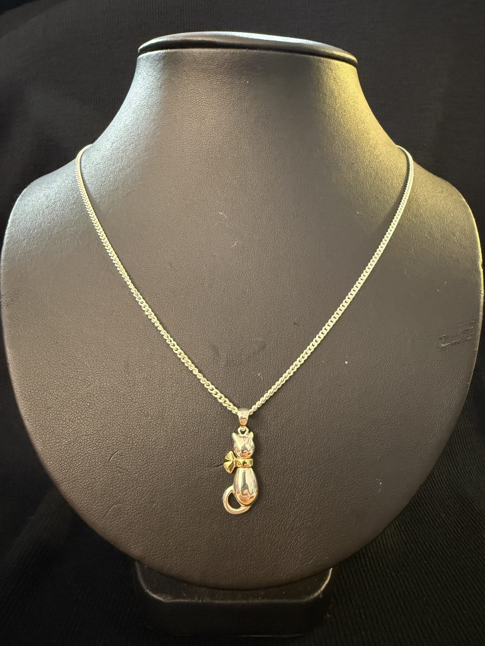 kissa-koru-riipus-hopea