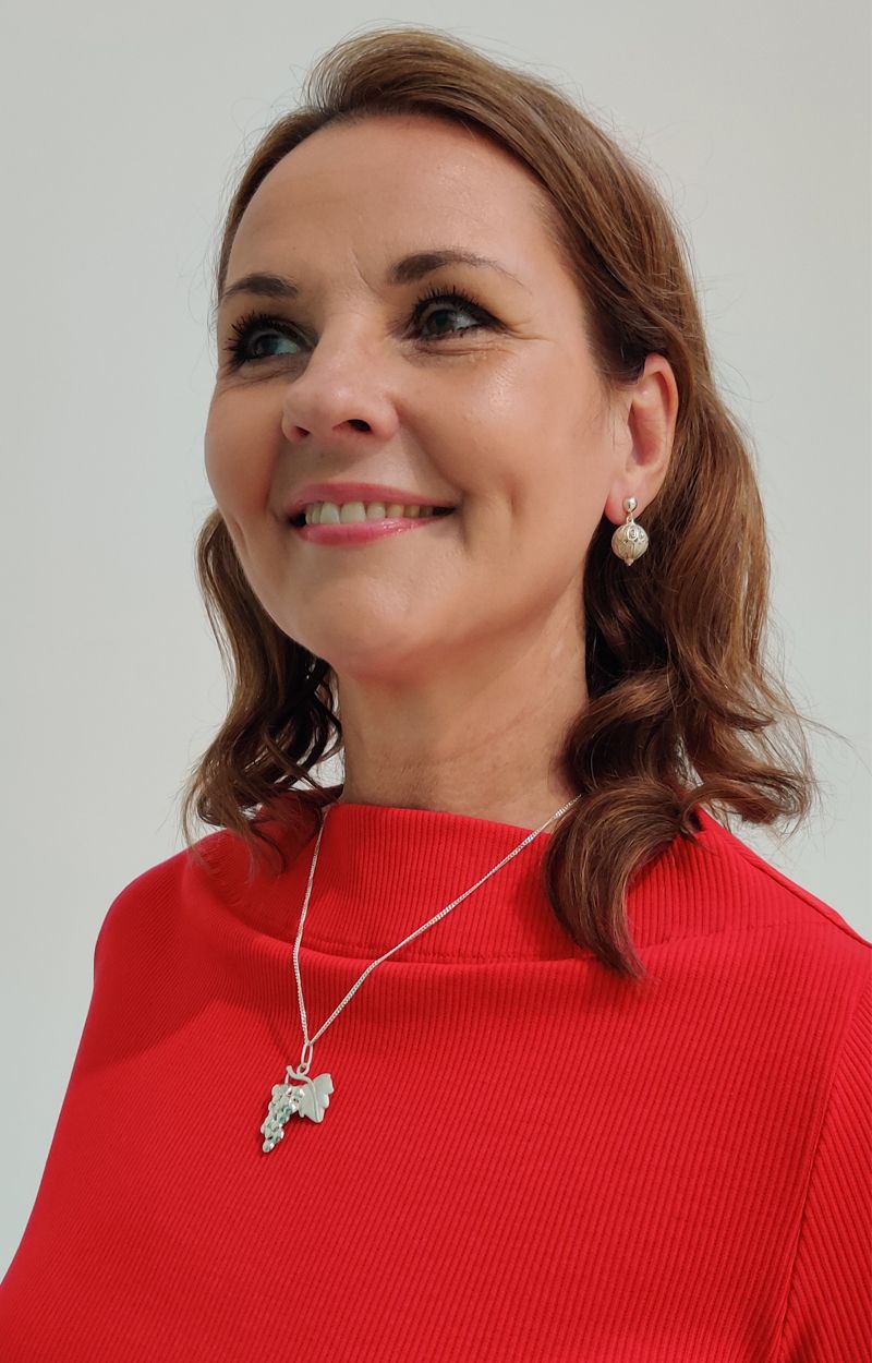 hopeinen-rypäle-koru