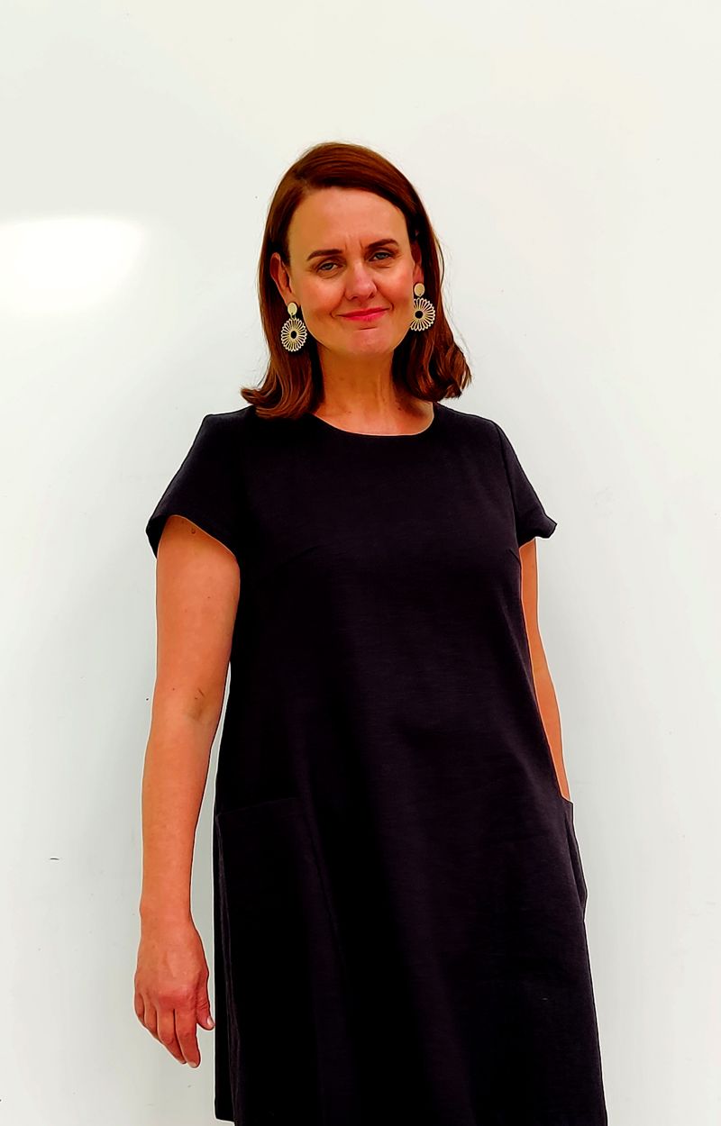 kotimainen-musta-pellava-mekko-taskuilla-koot-S-4XL-damadesign