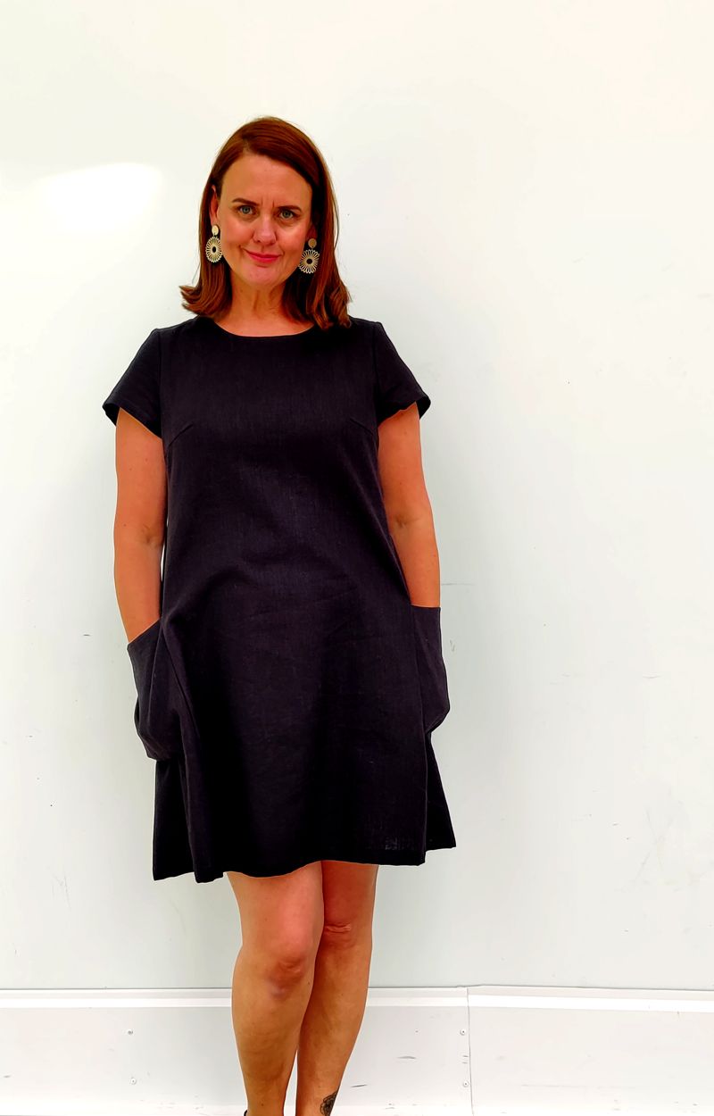 musta-Tessa-mekko-koot-S-4XL-damadesign.fi